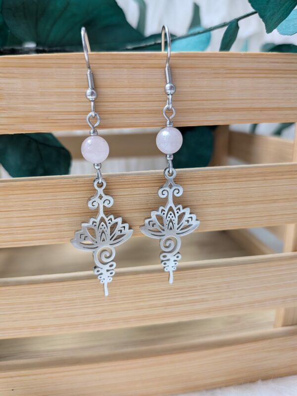 Boucles d’oreilles Kunzite & symbole Unalome – Acier inoxydable