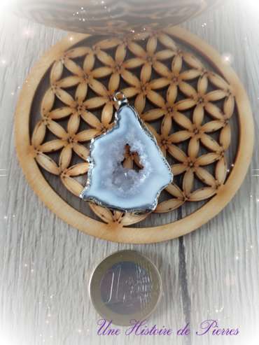 Pendentif Agate géodhinos blanche