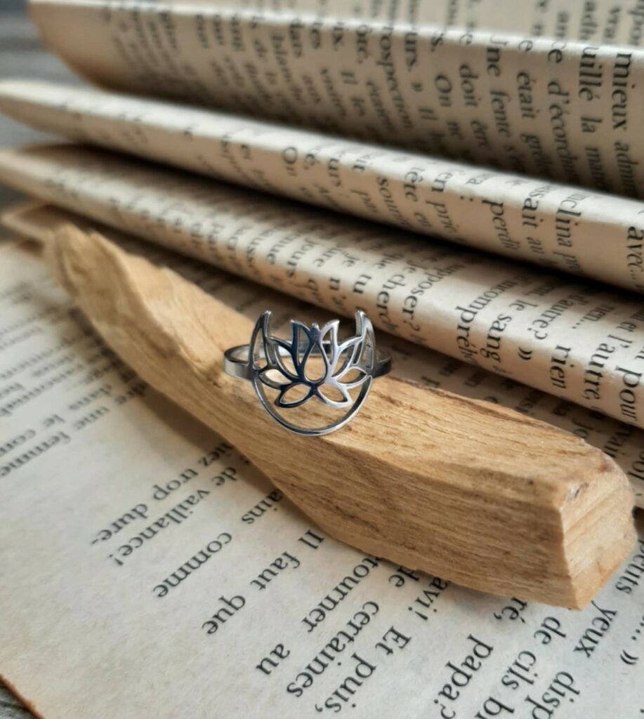 Bague Lune et Lotus – Éveil spirituel & énergie féminine