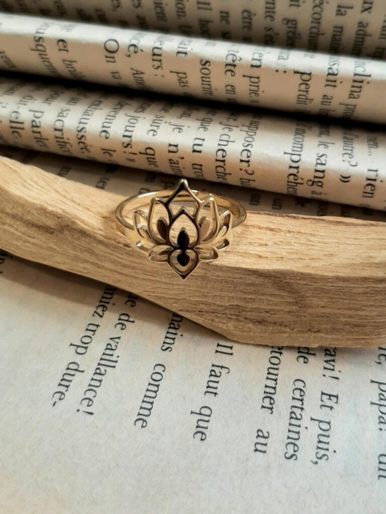 Bague Lotus dorée – Renaissance & harmonie en acier inoxydable
