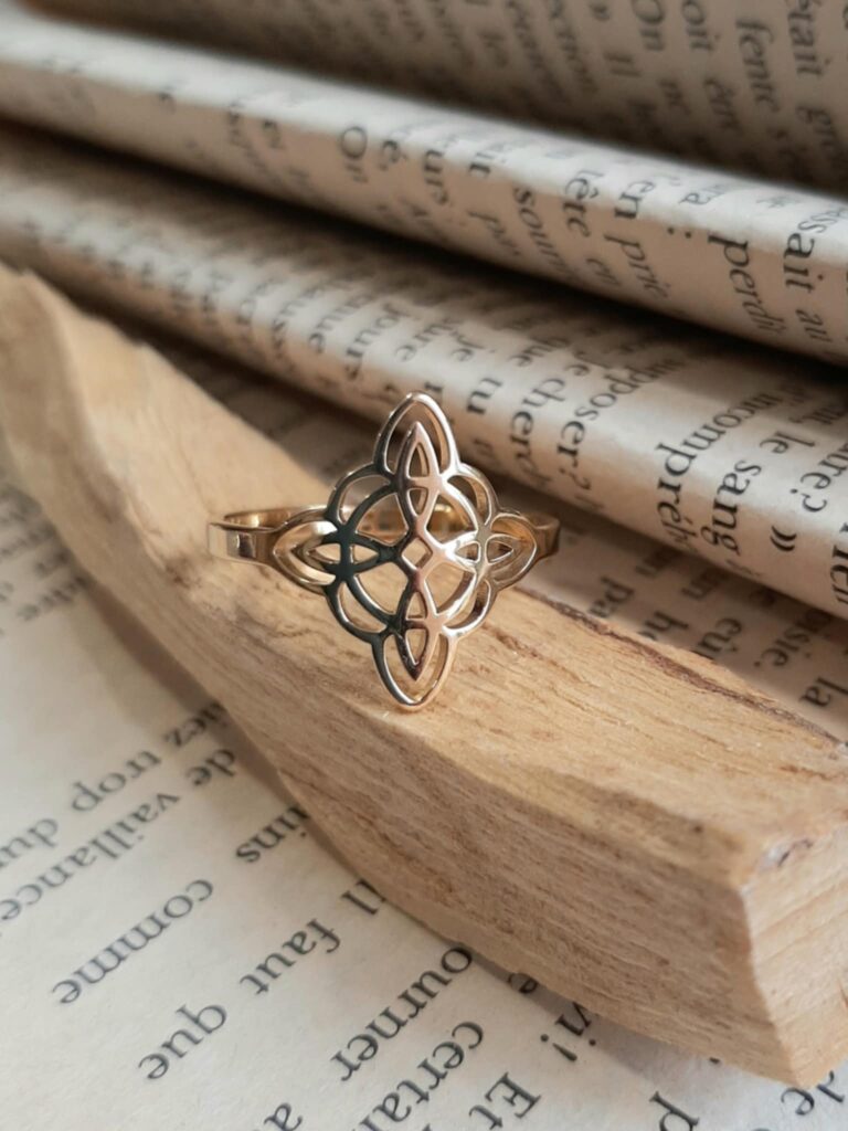 Bague noeud de sorcière dorée – Acier inoxydable